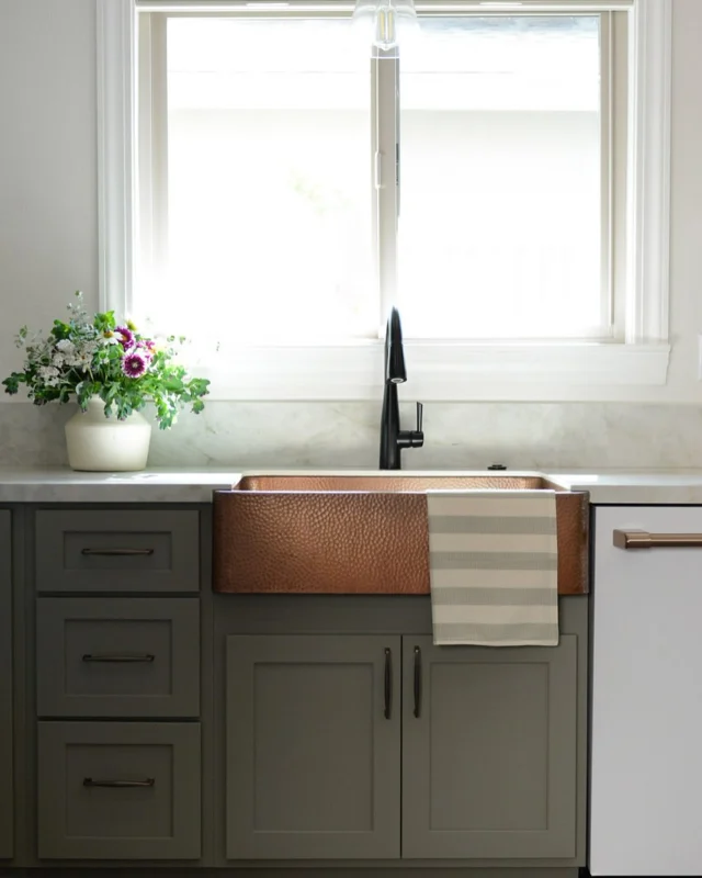 @erinzajacdesign used a Birds & Bees arrangement to accent her client’s new kitchen for a photo shoot. Her designs are amazing, and we love adding that little touch of home. 
#nevadacountyflowers #californiagrownflowers #slowflowers #farmtovase #flowersinthehome #farmfreshflowers #nevadacountyliving #shoplocalnevadacounty